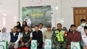 Sambangi Korban Banjir, Anggota Komisi IX DPR RI, Zainul Munasichin Salurkan Bantuan