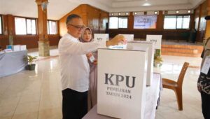 Nyoblos di TPS 28, Iyos Somantri Imbau Masyarakat Tidak Golput