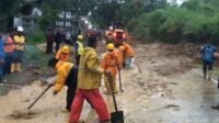 Jalan Sukabumi Sagaranten Tertutup Longsor, Dua Kilometer Lalin Terhenti