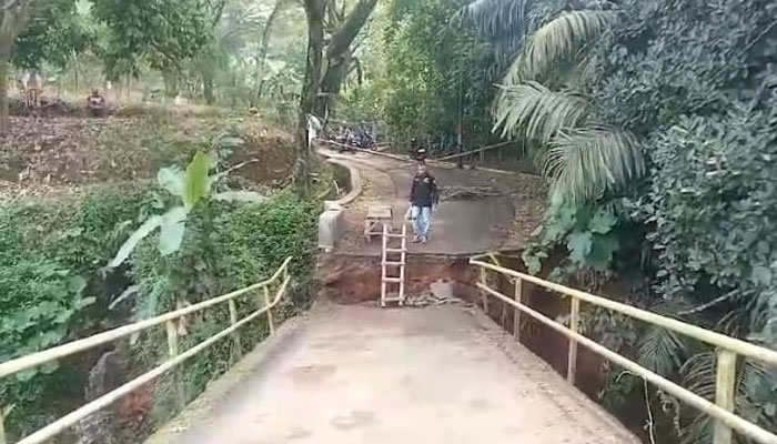 Jembatan Cipalasari Sukabumi Nyaris Putus