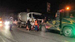 Di Cibadak Sukabumi, Mobil Honda CRV Seruduk Truk Molen dan Honda Beat