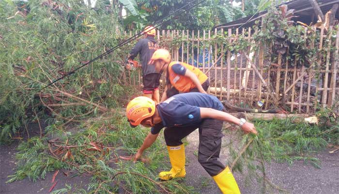 Kota Sukabumi Diterpa Angin Kencang
