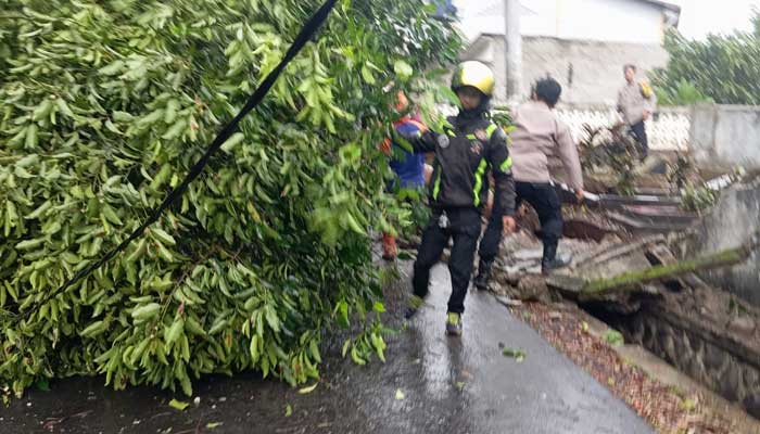 Kota Sukabumi Diterpa Angin Kencang