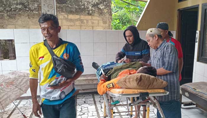 Petugas P2BK Parakansalak Tertimpa Pohon Tumbang