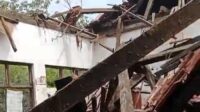 Ruang Kelas SDN 3 Cikidang Sukabumi Ambruk, Lapuk Karena Usia