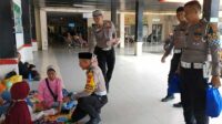 Satlantas Polres Sukabumi Bagi Makanan dan Sembako Bagi Pasien Yang Tengah Dirawat di IGD Palabuhanratu