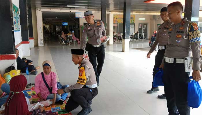 Satlantas Polres Sukabumi Bagi Makanan dan Sembako