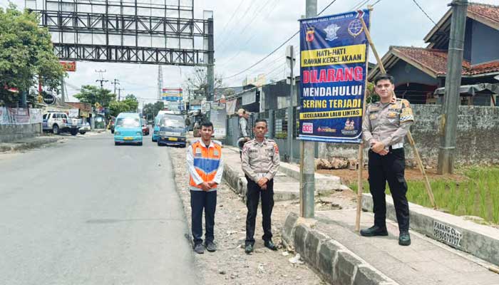 Satlantas Polres Sukabumi Kota, menggencarkan pemasangan spanduk himbauan.