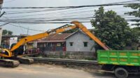 Antisipasi Banjir, Pemerintah Kota Sukabumi Keruk Sungai Cisuda