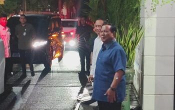 Presiden RI Prabowo Subianto dan presiden ke-7 RI Jokowi menyapa wartawan di Solo, Jawa Tengah, Minggu (3/11/2024). (Aris Wasita)
