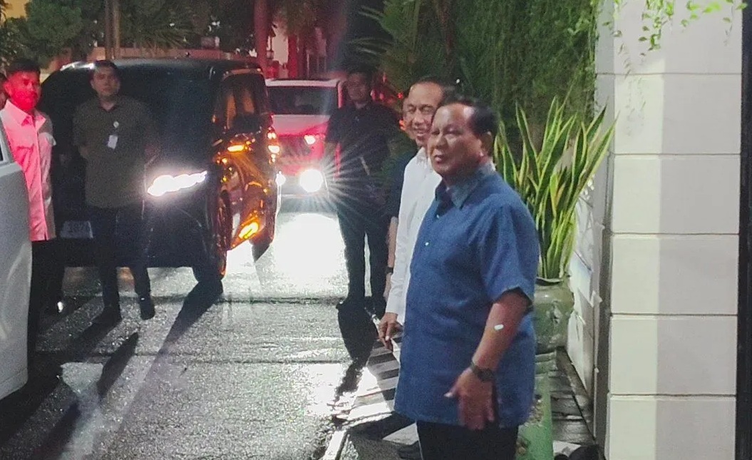 Presiden RI Prabowo Subianto dan presiden ke-7 RI Jokowi menyapa wartawan di Solo, Jawa Tengah, Minggu (3/11/2024). (Aris Wasita)