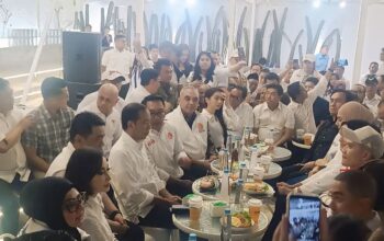 Presiden Ke-7 RI Joko Widodo, dalam kegiatan bersama Ridwan Kamil di Jakarta, Senin (18/11/2024).
