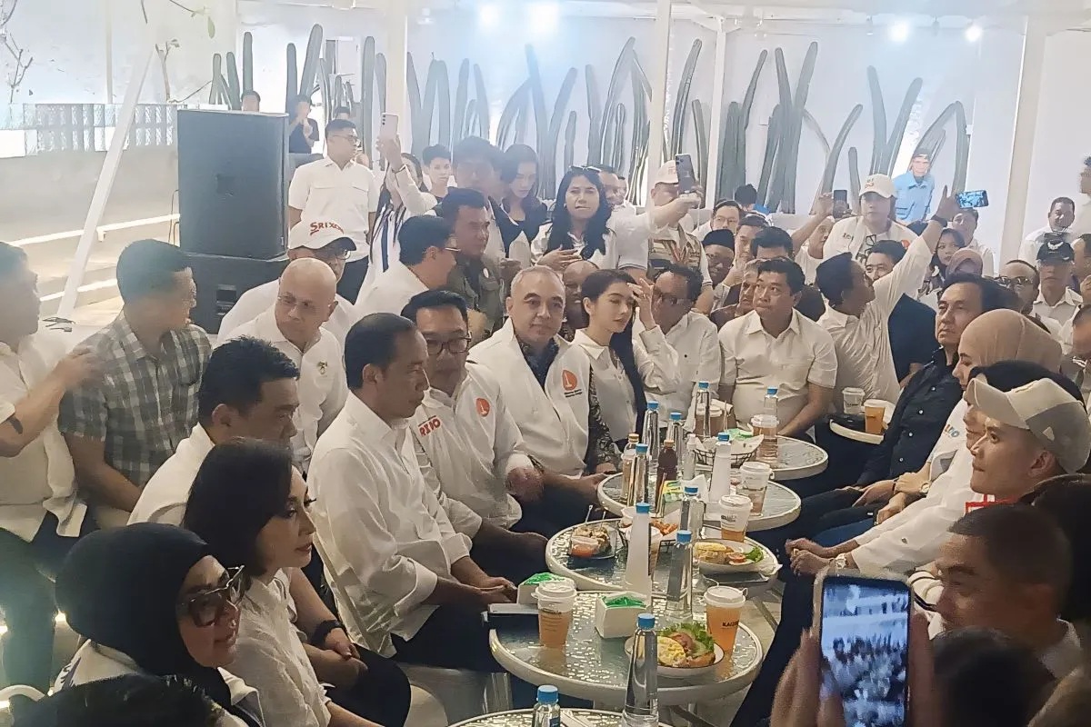 Presiden Ke-7 RI Joko Widodo, dalam kegiatan bersama Ridwan Kamil di Jakarta, Senin (18/11/2024).