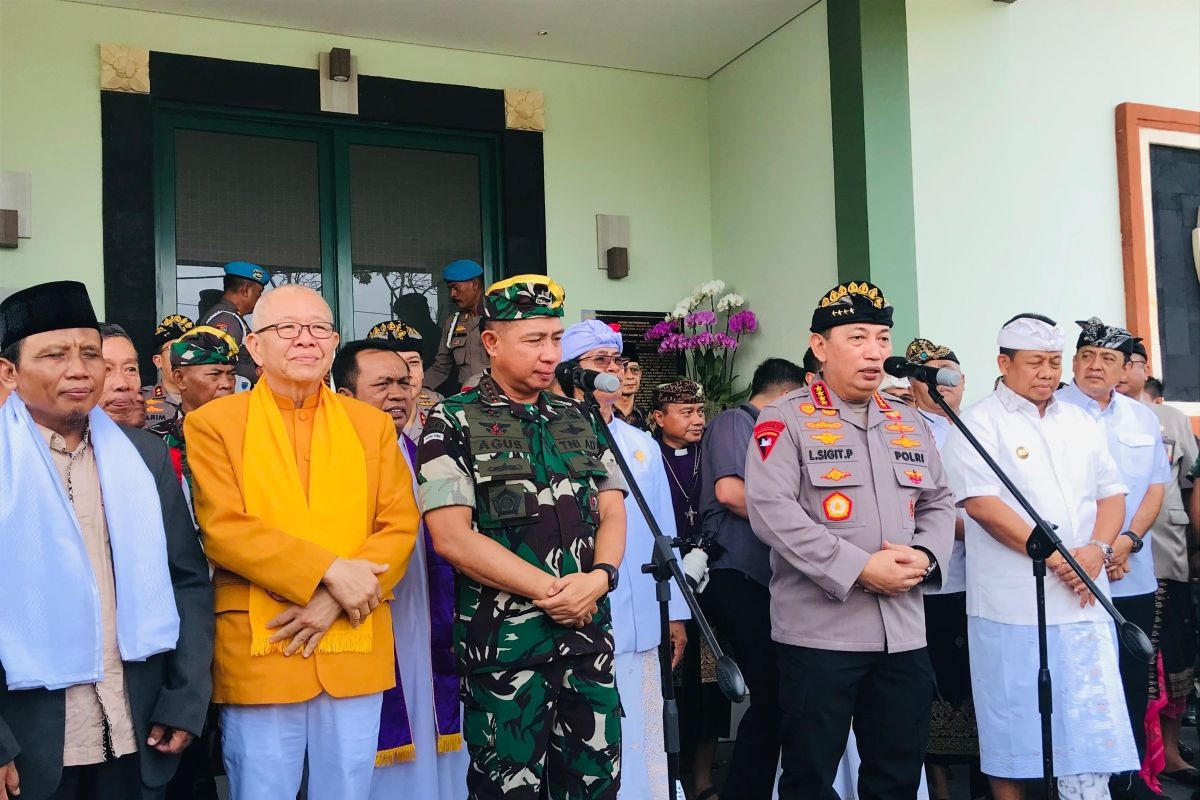 Kepala Kepolisian Republik Indonesia Jenderal Polisi Listyo Sigit Prabowo dan Panglima TNI Jenderal Agus Subiyanto memberikan keterangan pers terkait kegiatan doa bersama lintas agama di GOR Kepaon, Denpasar, Bali, Selasa (19/11/2024). (Rolandus Nampu)