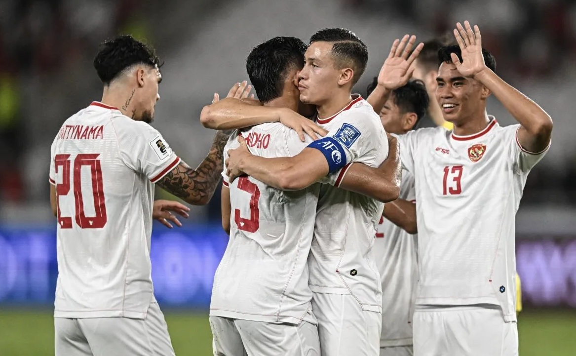 Sejumlah pesepak bola Timnas Indonesia meluapkan kegembiraannya usai mengalahkan Timnas Arab Saudi pada pertandingan Grup C putaran ketiga Kualifikasi Piala Dunia 2026 Zona Asia di Stadion Utama Gelora Bung Karno, Senayan, Jakarta, Selasa (19/11/2024). (Aprillio Akbar).
