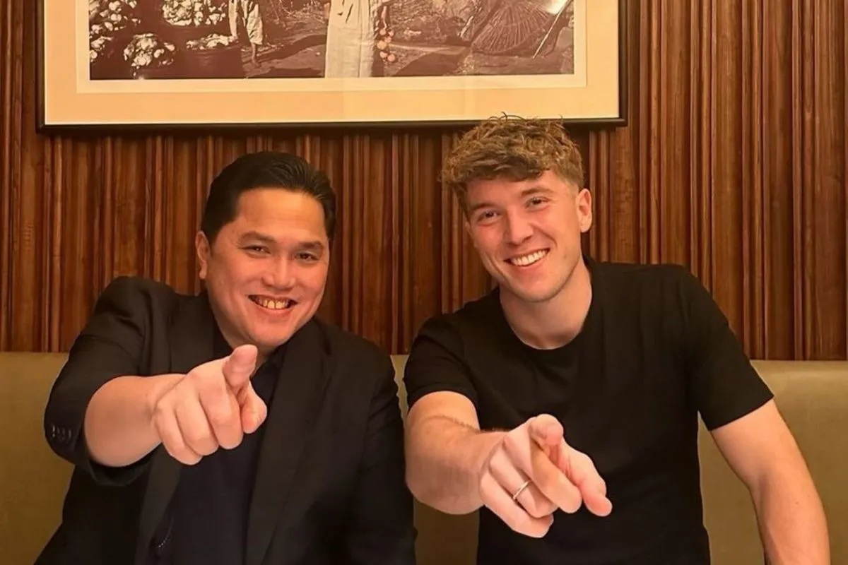 Ketua Umum PSSI Erick Thohir bersama pemain FC Utrecht Ole Romeny. (Instagram @ErickThohir)