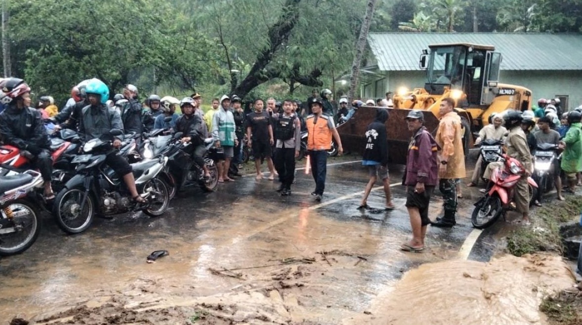 Alat berat jenis wheel loader dari DPU Jabar dikerahkan untuk mengevakuasi material longsoran yang menimbun Jalan Raya Sukabumi-Sagaranten tepatnya di Kampung/Desa Cijangkar, Kecamatan Nyalindung, Kabupaten Sukabumi, Jabar pada Rabu, (20/11/2024).