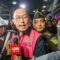 Menteri Perdagangan tahun 2015-2016 Thomas Lembong dibawa menuju mobil tahanan di Kejaksaan Agung, Jakarta, Selasa (29/10/2024). (Miftahul Hayat/Jawa Pos)