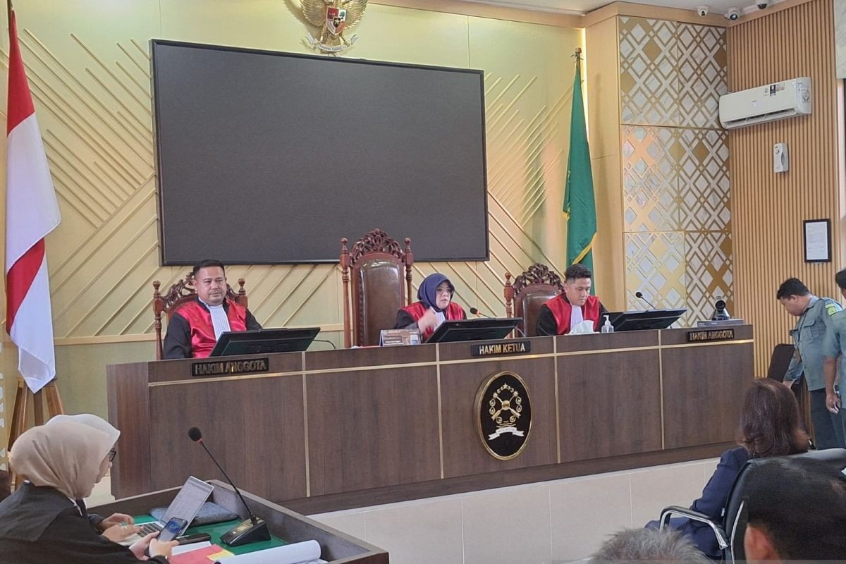Sidang vonis ibu yang digugat anak kandungnya akibat pemalsuan di Pengadilan Negeri Karawang.