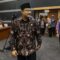 Menteri Sosial Saifullah Yusuf bersiap mengikuti rapat kerja dengan Komisi VIII DPR di Kompleks Parlemen, Senayan, Jakarta, Selasa (12/11/2024). (Salman Toyibi/Jawa Pos)