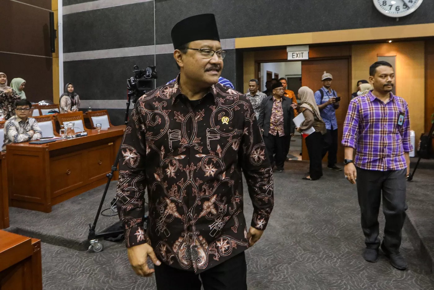 Menteri Sosial Saifullah Yusuf bersiap mengikuti rapat kerja dengan Komisi VIII DPR di Kompleks Parlemen, Senayan, Jakarta, Selasa (12/11/2024). (Salman Toyibi/Jawa Pos)