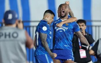Pemain Persib Bandung, David Da Silva melakukan selebrasi setelah mencetak gol ke gawang Madura United pada laga leg 1 final Championship Series BRI Liga 1 2023/2024 antara Persib Bandung melawan Madura United di Stadion Si Jalak Harupat, Bandung, Minggu (26/05/2024). (M Iqbal Ichsan)