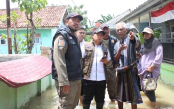 Permukiman warga di Kecamatan Sukatani, Kabupaten Bekasi, Jawa Barat tergenang banjir akibat meluap Kali Cikarang, Kamis (21/11/2024).