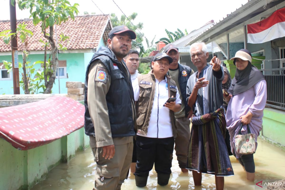 Permukiman warga di Kecamatan Sukatani, Kabupaten Bekasi, Jawa Barat tergenang banjir akibat meluap Kali Cikarang, Kamis (21/11/2024).