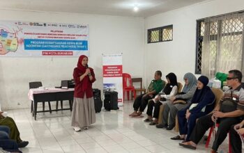 Relawan PMI Kota Sukabumi saat memberikan materi tentang kajian resikp bencana dan evakuasi mandiri kepada penyandang disabilitas netra pada Kamis, (21/11/2024).