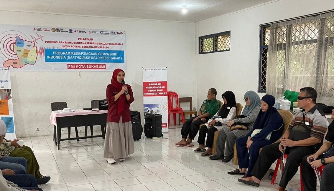 Relawan PMI Kota Sukabumi saat memberikan materi tentang kajian resikp bencana dan evakuasi mandiri kepada penyandang disabilitas netra pada Kamis, (21/11/2024).