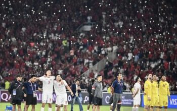 Sejumlah pesepak bola, pelatih, manager dan staff Timnas Indonesia menyanyikan lagu tanah airku usai mengalahkan Timnas Arab Saudi pada pertandingan Grup C putaran ketiga Kualifikasi Piala Dunia 2026 Zona Asia di Stadion Utama Gelora Bung Karno, Senayan, Jakarta, Selasa (19/11/2024). (Aprillio Akbar)