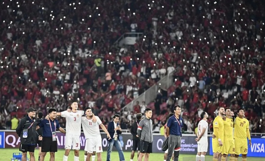 Sejumlah pesepak bola, pelatih, manager dan staff Timnas Indonesia menyanyikan lagu tanah airku usai mengalahkan Timnas Arab Saudi pada pertandingan Grup C putaran ketiga Kualifikasi Piala Dunia 2026 Zona Asia di Stadion Utama Gelora Bung Karno, Senayan, Jakarta, Selasa (19/11/2024). (Aprillio Akbar)