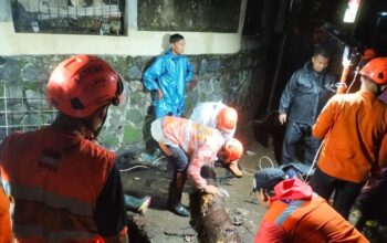 Petugas BPBD Kota Sukabumi saat melakukan normalisasi saluran air yang tersumbat sampah sehingga menjadi pemicu terjadinya banjir yang mengakibatkan ruang kelas SMKN 1 Kota Sukabumi dan puluhan rumah di Jalan Kabandungan, Kelurahan Selabatu, Kecamatan Cikole, Kota Sukabumi, Jabar terendam banjir pada Jumat, (22/11/2024) malam. (BPBD Kota Sukabumi)