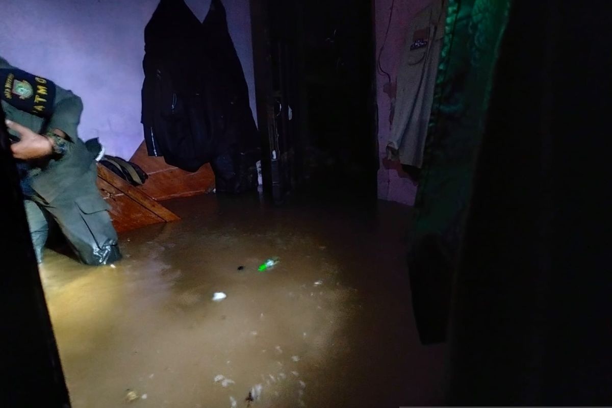 Petugas Satpol PP Kota Sukabumi meninjau salah satu rumah yang terendam banjir di Jalan Kabandungan, RT 08/06, Kelurahan Selabatu, Kecamatan Cikole, Kota Sukabumi, Jabar, Jumat (22/11/2024). (Aditya A Rohman)