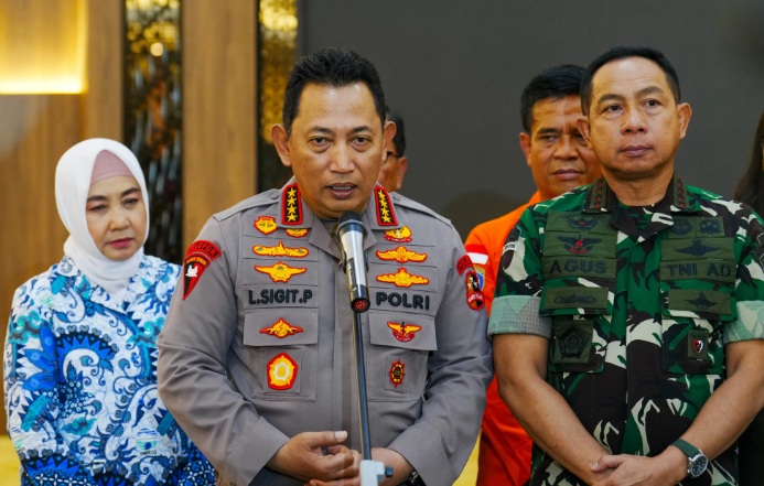 Kapolri Jenderal Listyo Sigot Prabowo saat memberikan keterangan terkait peristiwa penembakan polisi vs polisi di Polres Solok Selatan. (Mabes Polri)