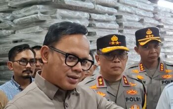 Wakil Menteri Dalam Negeri (Wamendagri) Bima Arya Sugiarto saat meninjau gudang logistik KPU Kota Bandarlampung. Bandarlampung, Sabtu (23/11/2024). (Ruth Intan Sozometa Kanafi)