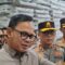 Wakil Menteri Dalam Negeri (Wamendagri) Bima Arya Sugiarto saat meninjau gudang logistik KPU Kota Bandarlampung. Bandarlampung, Sabtu (23/11/2024). (Ruth Intan Sozometa Kanafi)