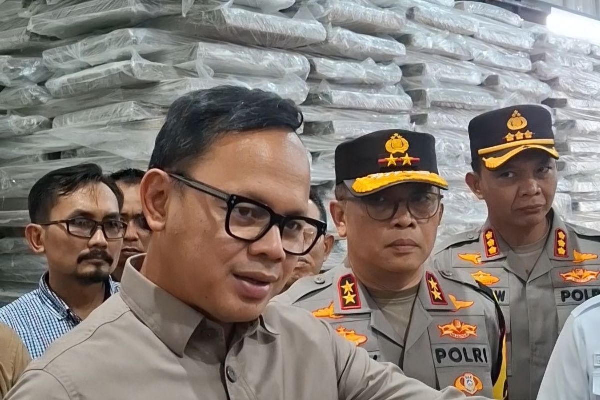 Wakil Menteri Dalam Negeri (Wamendagri) Bima Arya Sugiarto saat meninjau gudang logistik KPU Kota Bandarlampung. Bandarlampung, Sabtu (23/11/2024). (Ruth Intan Sozometa Kanafi)
