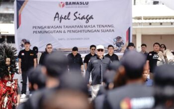 Anggota Bawaslu RI Herwyn JH Malonda saat memimpin Apel Siaga Pengawasan Masa Tenang, Pemungutan dan Penghitungan Suara di Lapangan Cita Waya Langoan, Kabupaten Minahasa, Sulawesi Utara, Sabtu (23/11/2024). (Bawaslu RI)
