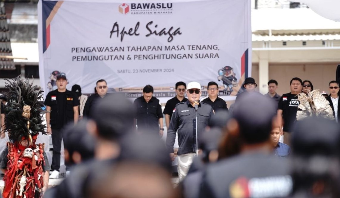 Anggota Bawaslu RI Herwyn JH Malonda saat memimpin Apel Siaga Pengawasan Masa Tenang, Pemungutan dan Penghitungan Suara di Lapangan Cita Waya Langoan, Kabupaten Minahasa, Sulawesi Utara, Sabtu (23/11/2024). (Bawaslu RI)