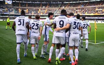 Selebrasi Marcus Thuram (tengah) dengan rekan setimnya setelah mencetak gol untuk Inter Milan dalam pertandingan Liga Italia melawan Verona di Marcantonio Bentegodi, Verona pada Sabtu (23/11/2024).