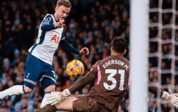 Pemain Tottenham Hotspur James Maddison mencetak gol pertama setelah mengecoh kiper Manchester City Ederson saat pertandingan pekan ke-12 Liga Inggris di Stadion Etihad, Manchester, Minggu. Tottenham mempermalukan City dengan skor telak 4-0. (Foto : SpursOfficial).