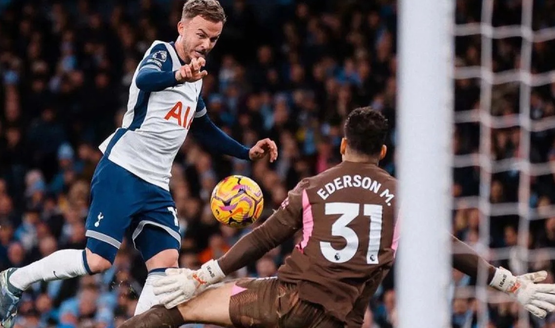 Pemain Tottenham Hotspur James Maddison mencetak gol pertama setelah mengecoh kiper Manchester City Ederson saat pertandingan pekan ke-12 Liga Inggris di Stadion Etihad, Manchester, Minggu. Tottenham mempermalukan City dengan skor telak 4-0. (Foto : SpursOfficial).