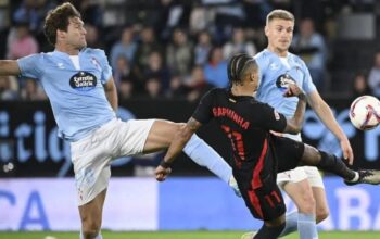 Penyerang Barcelona Brasil #11 Raphinha berebut bola dengan bek Spanyol Celta Vigo #20 Marcos Alonso Mendoza dan bek Celta Vigo asal Swedia #02 Carl Starfelt selama pertandingan sepak bola liga Spanyol antara RC Celta de Vigo dan FC Barcelona di stadion Balaidos di Vigo pada 23 November 2024. Laga berakhir imbang 2-2. 