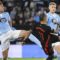 Penyerang Barcelona Brasil #11 Raphinha berebut bola dengan bek Spanyol Celta Vigo #20 Marcos Alonso Mendoza dan bek Celta Vigo asal Swedia #02 Carl Starfelt selama pertandingan sepak bola liga Spanyol antara RC Celta de Vigo dan FC Barcelona di stadion Balaidos di Vigo pada 23 November 2024. Laga berakhir imbang 2-2. 