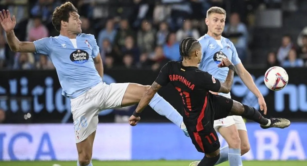 Penyerang Barcelona Brasil #11 Raphinha berebut bola dengan bek Spanyol Celta Vigo #20 Marcos Alonso Mendoza dan bek Celta Vigo asal Swedia #02 Carl Starfelt selama pertandingan sepak bola liga Spanyol antara RC Celta de Vigo dan FC Barcelona di stadion Balaidos di Vigo pada 23 November 2024. Laga berakhir imbang 2-2. 