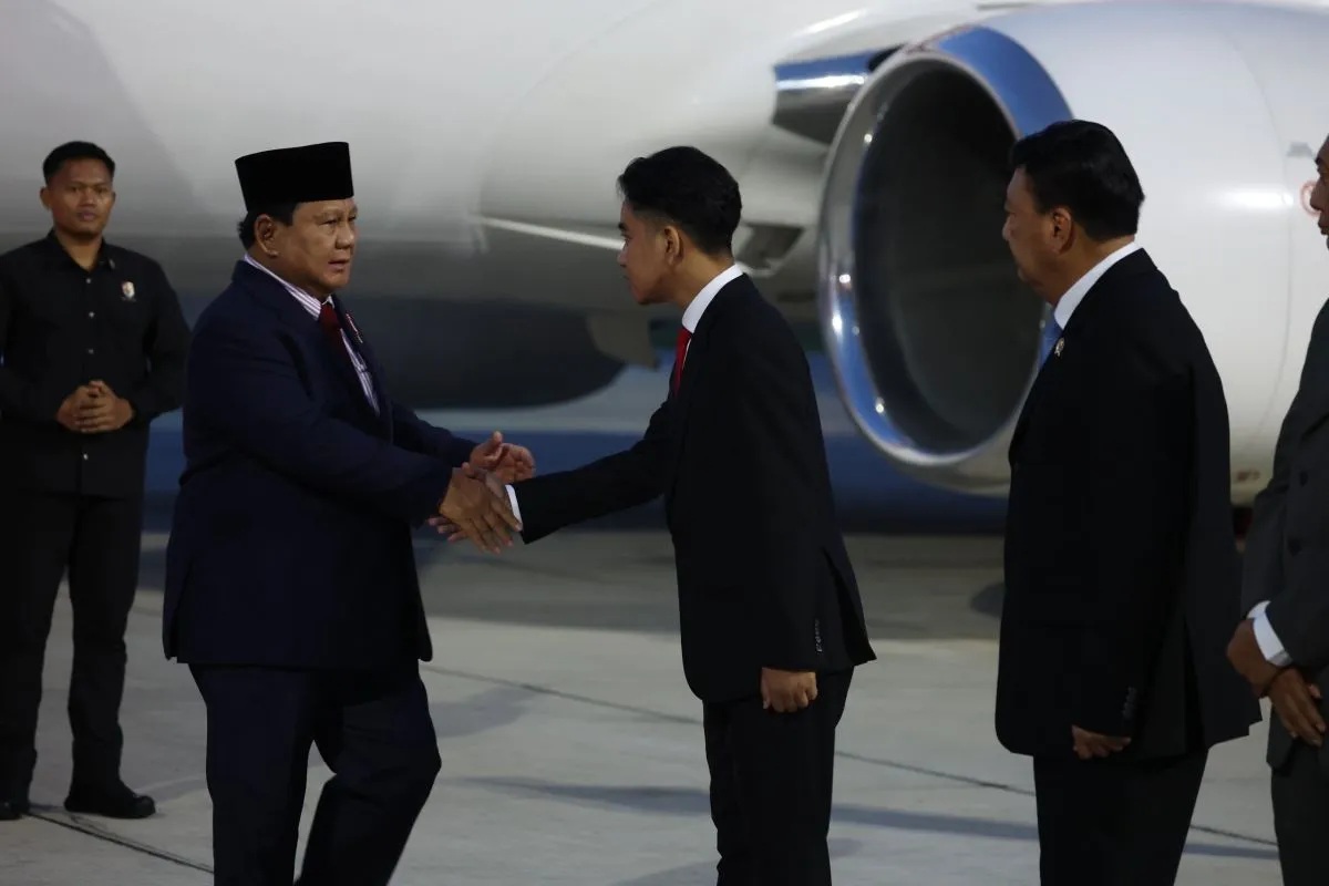 Presiden RI Prabowo Subianto bersalaman dengan Wakil Presiden Gibran Rakabuming Raka di Lanud Halim Perdanakusuma, Jakarta, Minggu (24/11/2024), dalam prosesi penyambutan kepulangan Presiden Prabowo dari rangkaian lawatan kenegaraan. (Tim Media Presiden Prabowo)