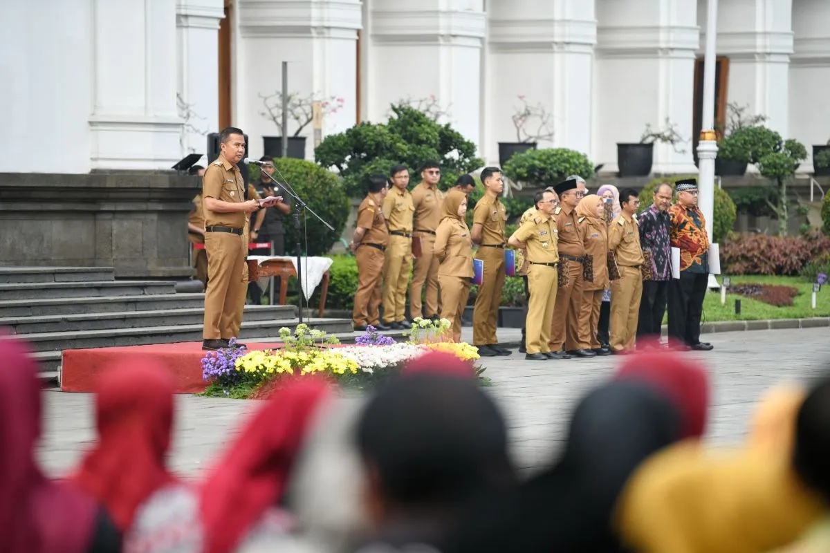 Pj Gubernur Jabar Bey Triadi Machmudin memberikan arahan dalam apel di Gedung Sate Bandung, Senin (4/11/2024). (Pemprov Jabar)