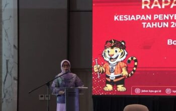 Ketua KPU Provinsi Jawa Barat Ummi Wahyuni Rapat Konsolidasi Kesiapan Penyelenggaraan Pemilihan Serentak di Cibinong, Kabupaten Bogor, Jawa Barat, Minggu (24/11/2024). (M Fikri Setiawan)
