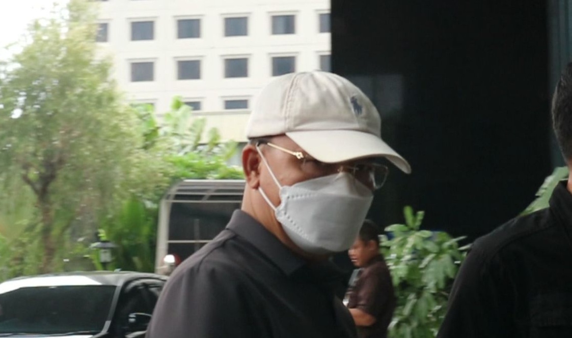 Gubernur Bengkulu Rohidin Mersyah (topi putih) tiba di Gedung Merah Putih KPK Jakarta untuk diperiksa terkait operasi tangkap tangan (OTT) KPK terhadap tujuh orang di Bengkulu, Minggu (24/11/2024). (Fianda Sjofjan Rassat).